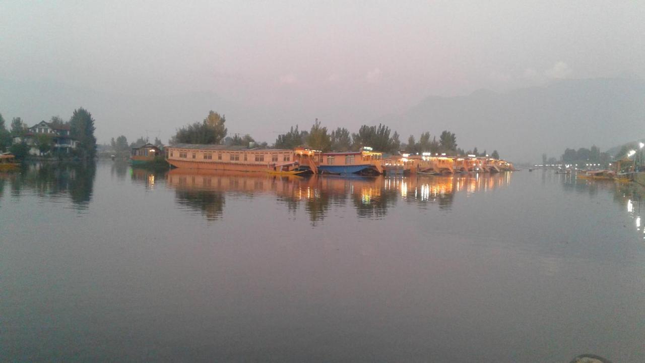Bed and Breakfast Houseboat Dunhill Srīnagar Exterior foto